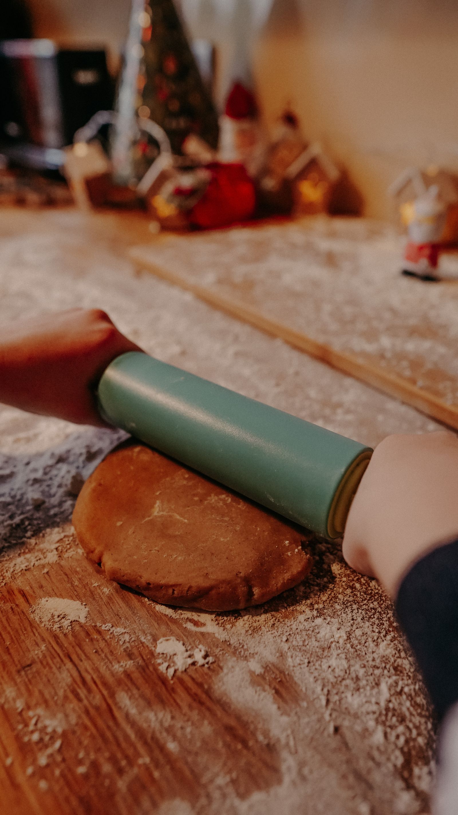 Masa laminada con palote sobre la mesada