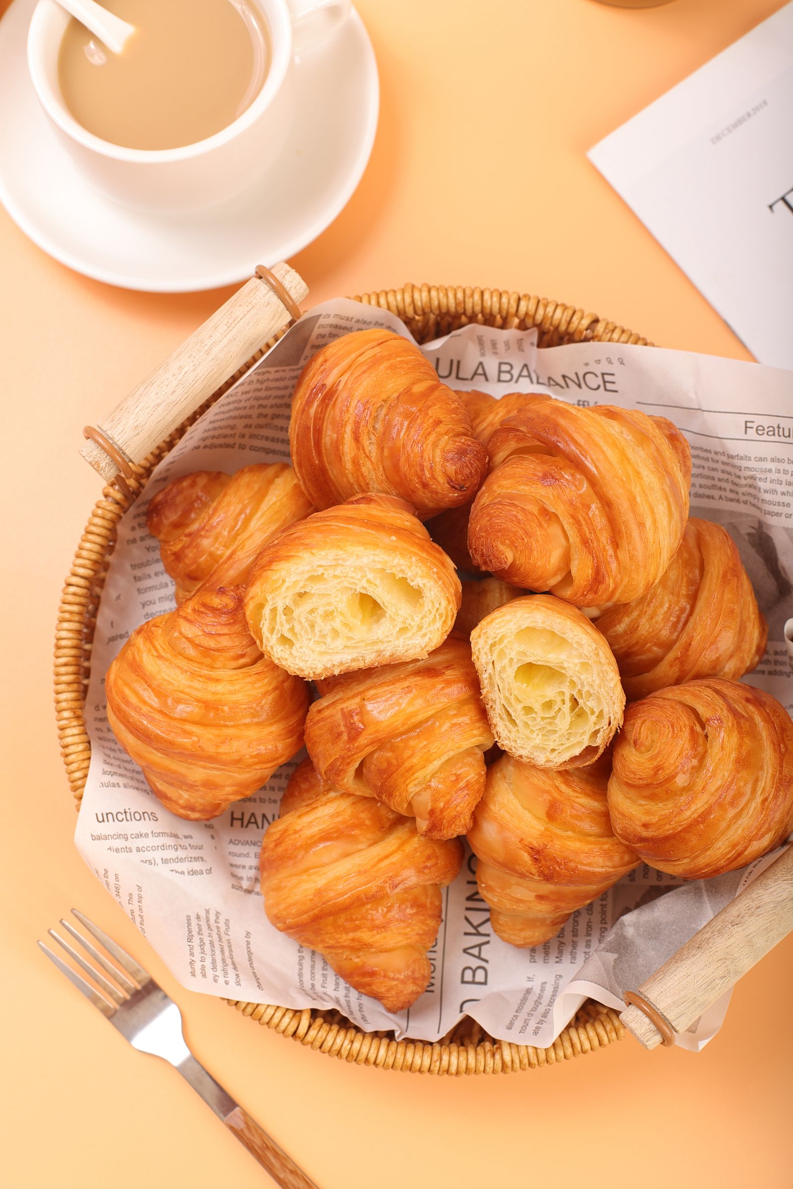 Canasta con facturas surtidas